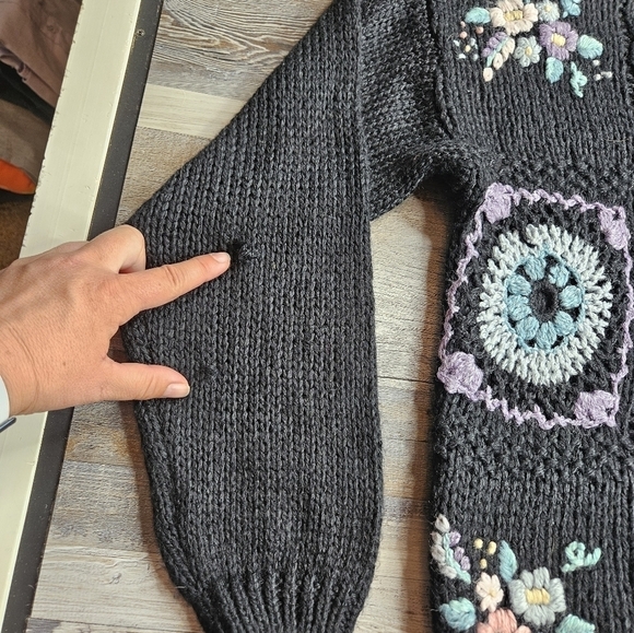 Maggie Lawrence Sport Vintage Sweater Granny Squares Crochet Black Floral - Picture 3 of 13